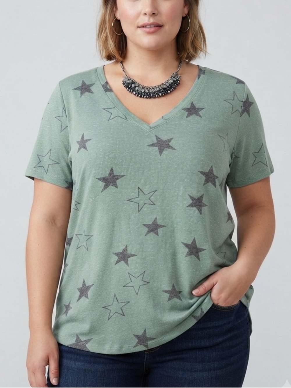 😍CLEARANCE - RICKI’S Olive Green Star V-Neck Short Sleeve Tee Size XL